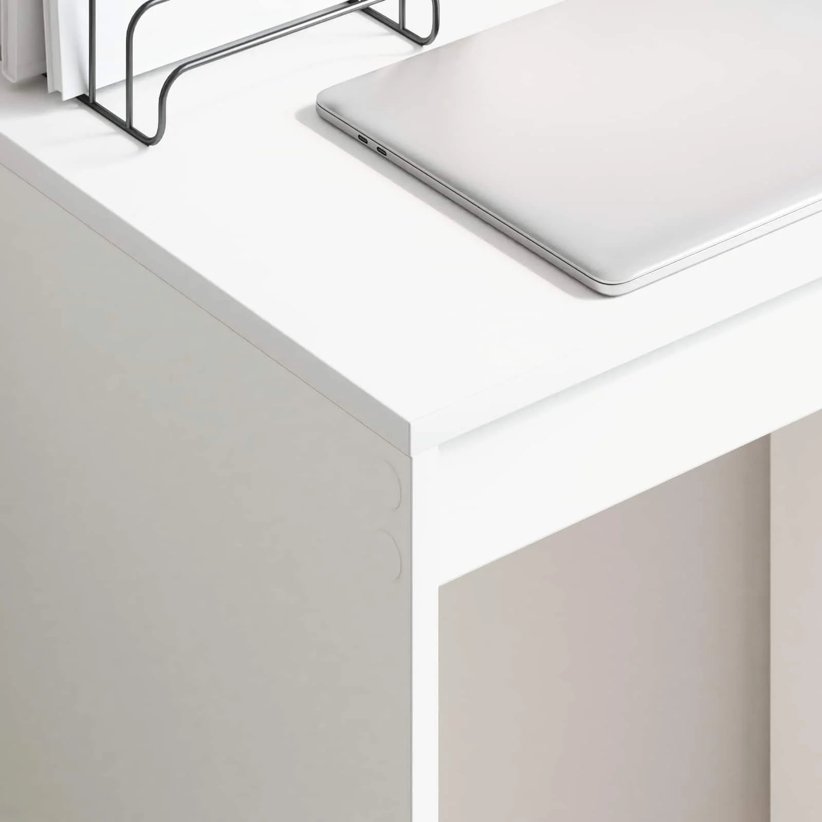 Bureau 60 x 40 x 76 cm blanc bois d'ingénierie – vue en situation